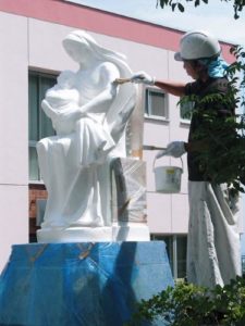 シャルトル聖パウロ修道院女会函館修道院マリア像塗装工事（施工中）