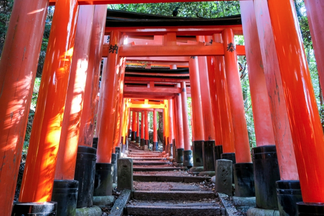 神社の鳥居は、赤が基調です