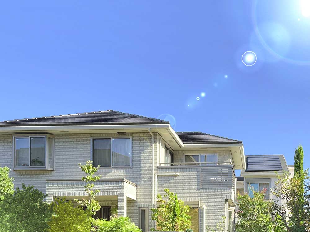 美しい住宅と太陽の輝き